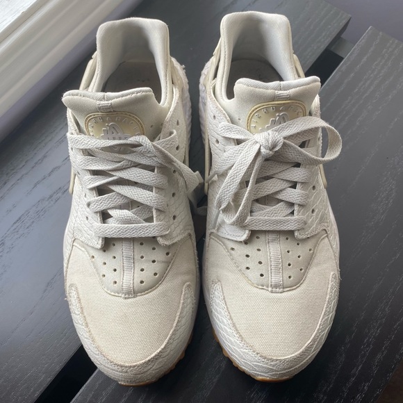 White Nike Air Huarache Women’s Size 8 - Picture 1 of 9